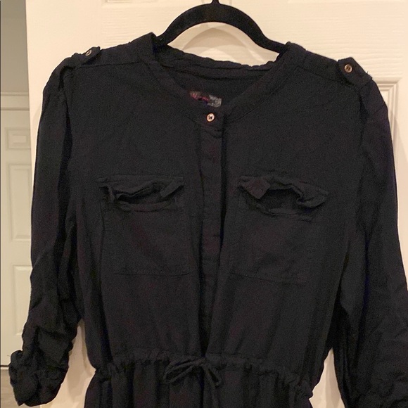 Chic Black Button-Up Dress - Picture 2 of 11